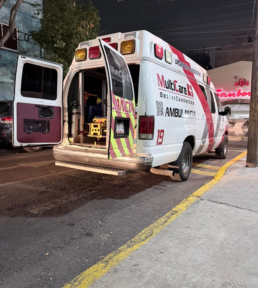 Ambulancia MultiCare A+1 atendiendo un servicio nocturno en la Ciudad de México
