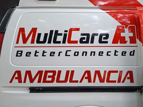 Detalle del rotulado MultiCare A+1 Better Connected en el costado de una ambulancia