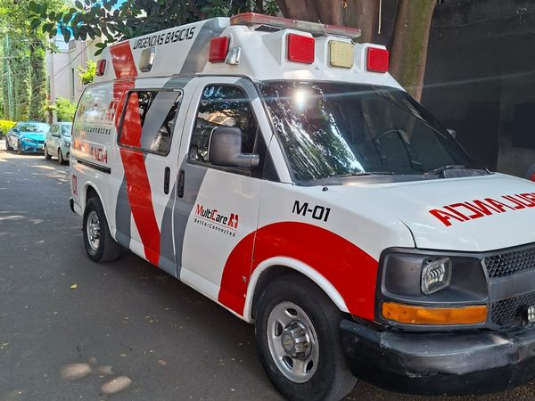 Ambulancia MultiCare A+1 unidad M-01 de urgencias básicas vista de tres cuartos