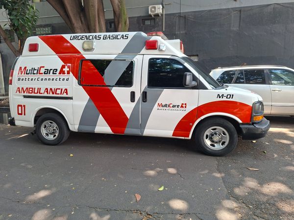 Vista lateral completa de la ambulancia MultiCare A+1 unidad M-01 de urgencias básicas