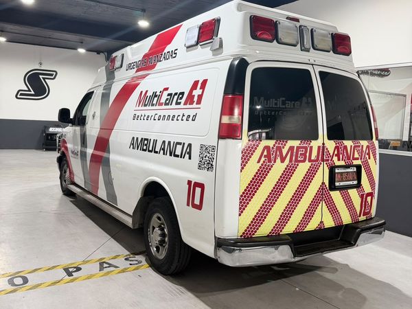Vista trasera de la ambulancia MultiCare A+1 unidad 10 con el rotulado reflejante de alta visibilidad