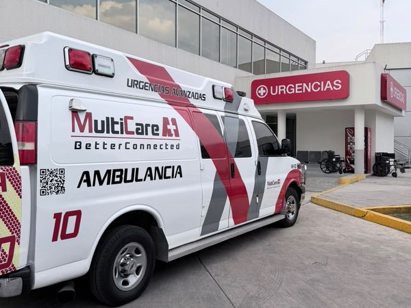 Ambulancia MultiCare A+1 unidad 10 de urgencias avanzadas en el acceso de urgencias de un hospital