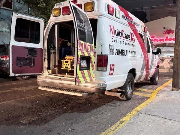 Ambulancia MultiCare A+1 unidad 19 con las puertas traseras abiertas durante un servicio nocturno